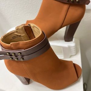 Women’s peep toe bootie